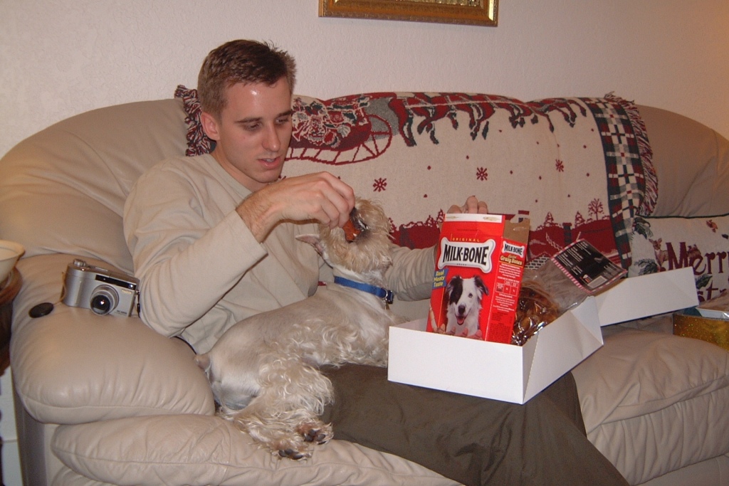 Hildebrand Christmas ScreenSaver/1024x768_2000-12-24-10 Packet get chew sticks.jpg